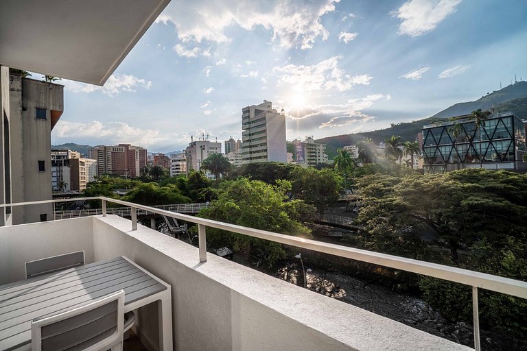 M301 • Estudio • Balcón con vistas al río • Cerca de la vida